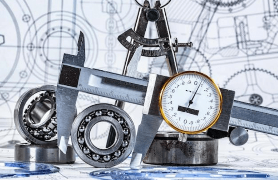 gaya dan jenis-jenis gaya dalam fisika yang ditunjukkan melalui ilustrasi alat ukur mekanik dan analisis besaran